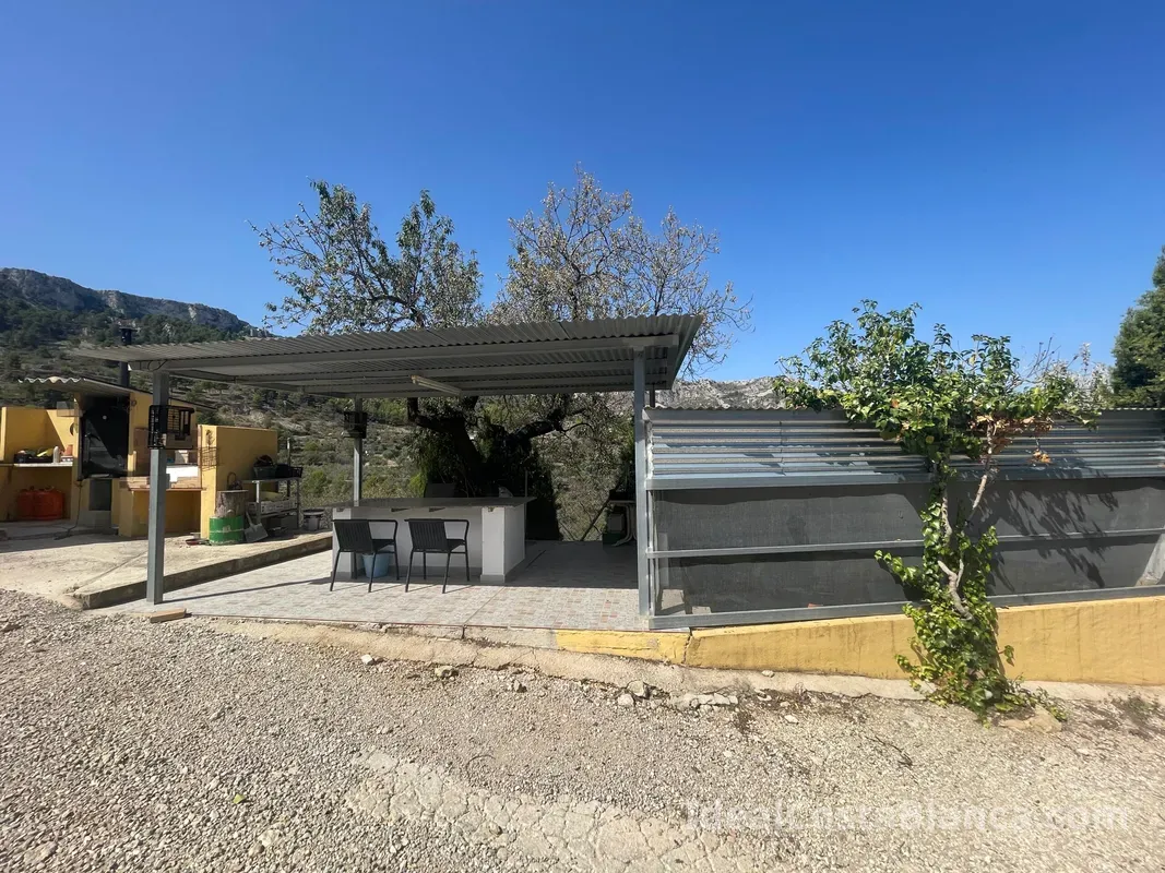 Finca con 3 edificaciones independientes – Confrides