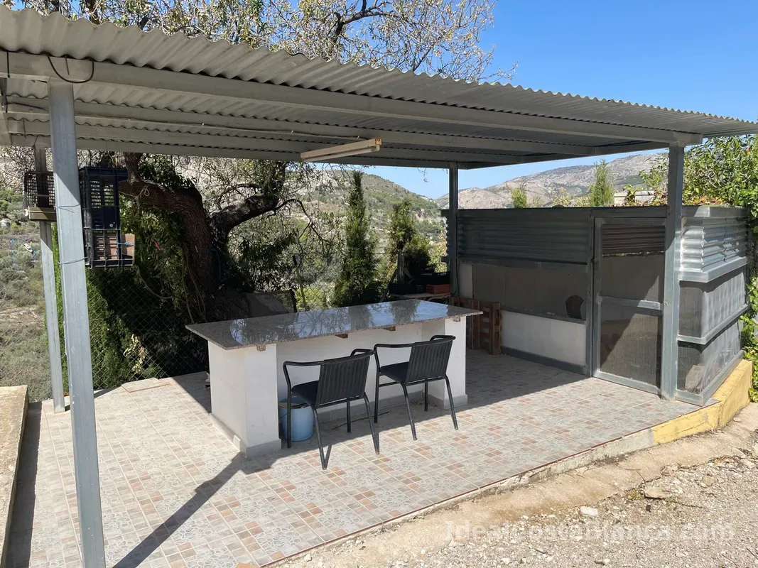 Finca con 3 edificaciones independientes – Confrides