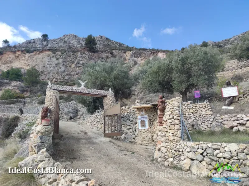 Chalet Con Piscina En Venta En Confrides - 63