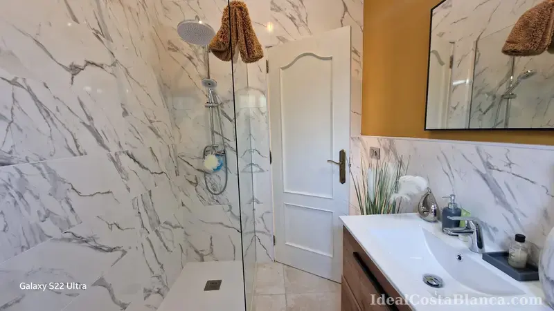 Chalet con piscina privada a la venta. - 35