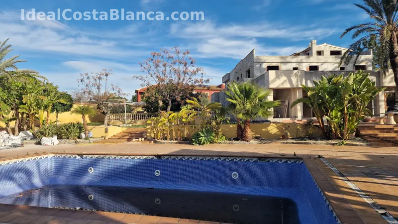 Villa Mediterránea con muchas posibilidades en Alfaz del Pi (El Cautivador) - 1