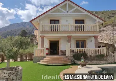 Chalet Con Piscina En Venta En Confrides