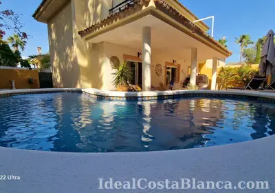 Chalet con piscina privada a la venta.